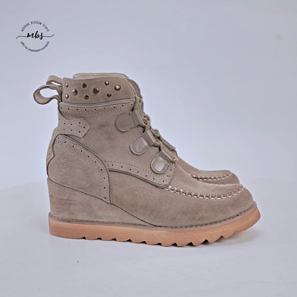 NWT Chocolat Blu Myla Suede Wedge Ankle Booties Taupe Women‎ 6.5